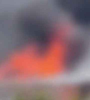 У Києві спалахнула пожежа після падіння БпЛА (відео)