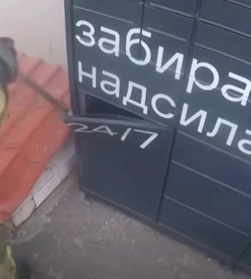Курйоз у Рівному: дівчину довелося визволяти з комірки поштомата (ВІДЕО)