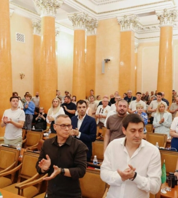 Батько загиблого Героя, який воював у складі бригади «Маґура», передав орден сина громаді Одеси