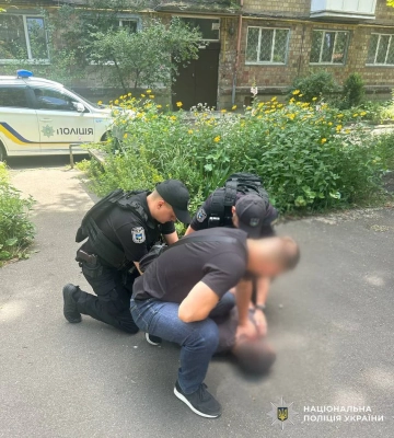У Києві затримали військовослужбовця СЗЧ, який із гранатою напав на працівницю кафе