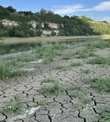 Днестр мелеет у Хотина, город спасают от проблем с водой
