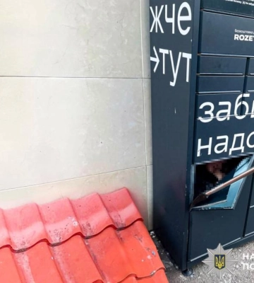 На батьків дівчинки, яка залізла у поштомат у Рівному, склали адмінпротокол