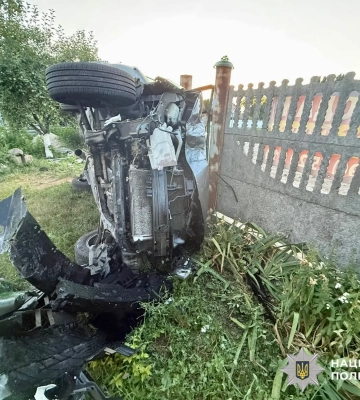 В Киевской области пьяная водительница перевернулась на внедорожнике, есть пострадавшие — фото
