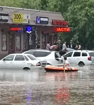 Мелитополь ушел под воду и остался без света: мощный ливень обнажил коммунальный коллапс в оккупации (видео)
