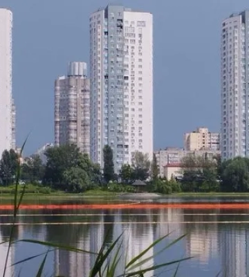 В Киеве продолжают очищать Кирилловское озеро после обстрела