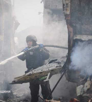 Російський безпілотник вдарив по підприємству в Харкові: горіли вантажівки та причепи (відео)
