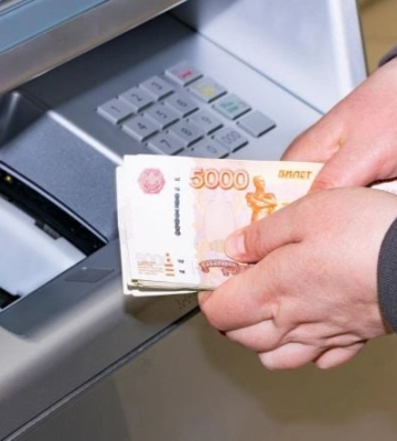 В оккупированном Мелитополе девушка оплатила 20 покупок чужой картой