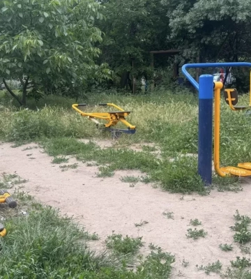 «Ми опікуємося ремонтом, а не земельною ділянкою», — КП «Пілот» відповіло на скарги щодо високої трави біля дитячих майданчиків у Миколаєві