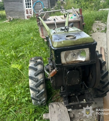 На Львівщині постраждав маленький хлопчик, який не впорався з кермуванням мотоблоку