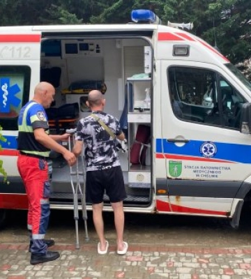 До сліз: чому пораненого бійця везли до міграційної служби на кареті швидкої