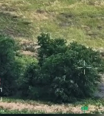 Боєць 132-го ОРБ гранатою та стрілецьким вогнем стримав окупанта, а FPV-дрон наздогнав та ліквідував рашиста. ВIДЕО