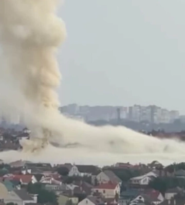 В Одесі блискавка влучила у житловий будинок: спалахнула пожежа (відео)