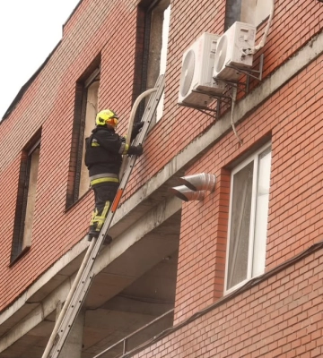 У Києві дрон влучив у багатоповерхівку в Деснянському районі