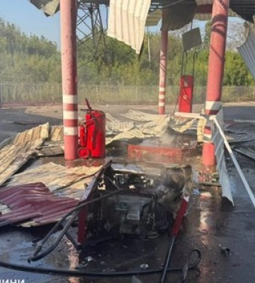 Окупанти вдарили безпілотником по АЗС у Краматорську. ФОТОрепортаж