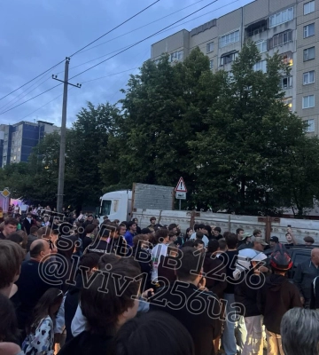 Сотні людей перекрили дорогу у Сихівському районі Львова та нищать автівки (відео)