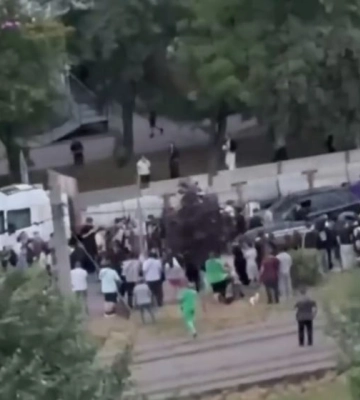 Сотні людей перекрили дорогу у Сихівському районі Львова та нищать автівки (відео)