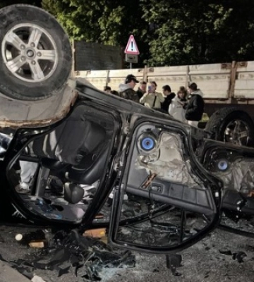Сотні людей перекрили дорогу у Сихівському районі Львова та нищать автівки (відео)