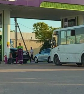 Топливный кризис в Крыму парализует общественный транспорт из-за очередей на заправках - ЦНС