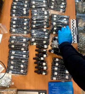 У Києві затримано молодика, який торгував наркотиками через службу перевезень