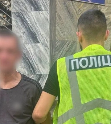 Погрожував гранатою, розпилив у обличчя газовий балон та зірвав з вуха золоту сережку: у Києві затримали розбійника