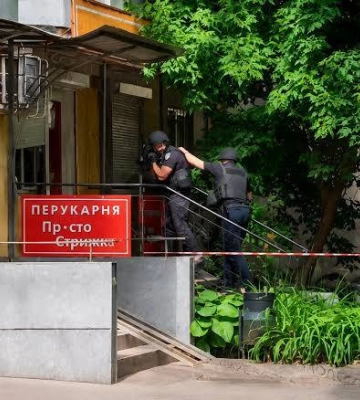 В Одесі чоловік взяв у заручники людей у перукарні, його затримали