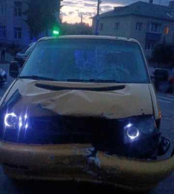 На Київщині автомобіль Volkswagen збив мотоцикл, водій якого у лікарні, а пасажир загинув
