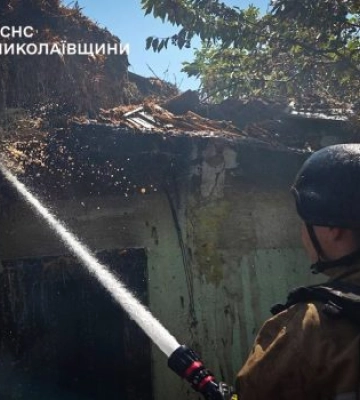 За добу на Миколаївщині сталося 37 пожеж: горіли поля, будинки та склад після атаки дронів