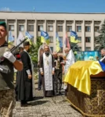 У Великому Березному попрощалися з полеглим прикордонником Олександром Бароном