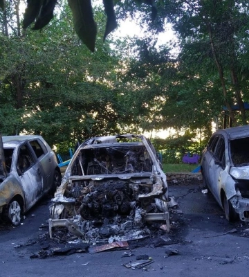 В Печерському районі Києва вночі загорілося кілька автомобілів