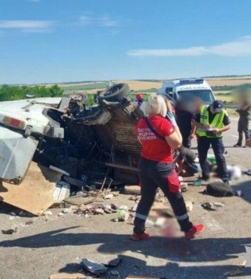 На трасі Одеса-Київ зіштовхнулись мікроавтобус з вантажівкою: є жертва та постраждалі