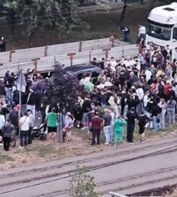Во Львове произошла массовая стычка с ТЦК: десятки людей перекрыли дорогу и уничтожили автомобиль