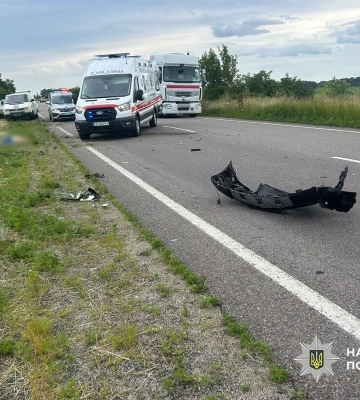 «Мерседес» з’їхав у кювет та зіткнувся з деревом на Черкащині. Є загиблий