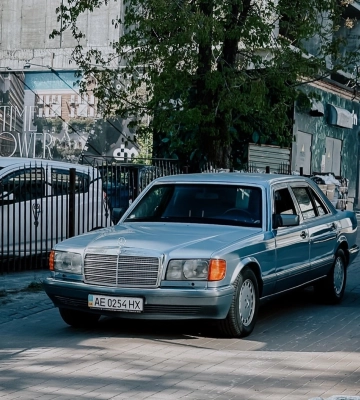 Один из 349: в Киеве заметили редкий бронированный Mercedes 80-х 