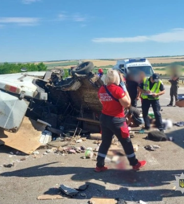 На Одещині зіткнулися вантажівка і маршрутка, загинув підліток та є поранені