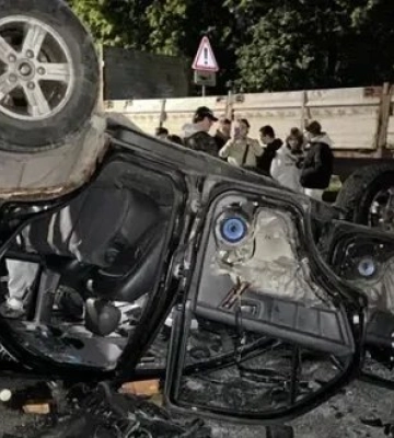 У Львові натовп людей перевернув та понівечив автівку ТЦК