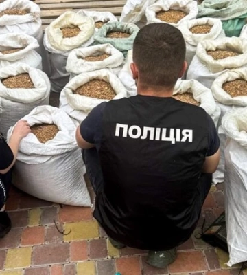 На Рівненщині викрили підпільний цех з обробки бурштину: вилучили сотні кілограмів каміння
