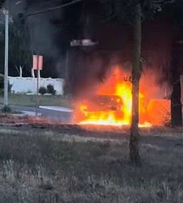 У Миколаєві згорів «БМВ», водій якого протаранив паркан лікарні та втік