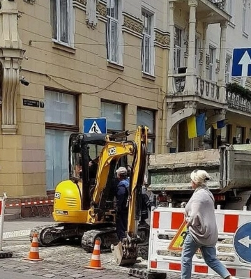 У центрі Львова через витік води на трубопроводі перекрили рух транспорту