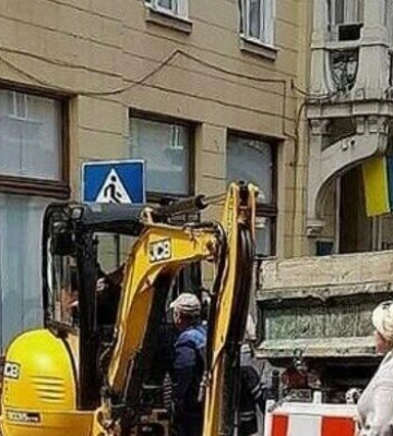 У центрі Львова через аварійний ремонт перекрили частину вулиці Костюшка: низка вулиць залишилася без води