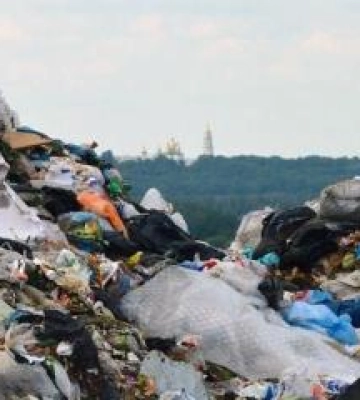 У центрі Полтави встановили перший підземний майданчик для сміттєвих контейнерів
