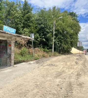Долають великі відстані пішки узбіччям інтенсивної траси. Зупинки громадського транспорту для жителів села Гряди визначатиме Київ