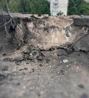 У Сумах російський ударний безпілотник вдарив по покрівлі дев’ятиповерхівки — травмовано людину