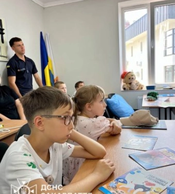 Пожежна машина, справжній ствол і море вражень: у Мукачеві діти на день стали рятувальниками