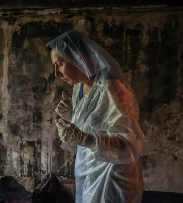 «Все згоріло». Дружина режисера Олега Чорного відвідала їхню знищену квартиру у Києві