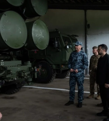 Зеленский начал поездку в Одесскую область с совещания по вопросам безопасности Южного региона: требуется больше вертолетов для защиты от дронов. ВИДЕО