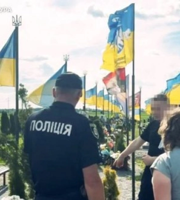 Жителька Хмельниччини отримала вирок за наругу над могилою Героя України, льотчика Олексія Меся. ФОТО