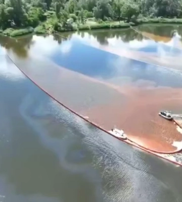 Утекло более 350 тонн нефтепродуктов: на Оболони спасают озеро Кирилловское (видео)