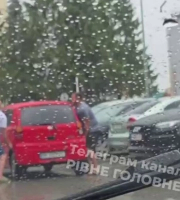 Курйоз у Рівному: чоловіки руками переставили чуже авто, яке заблокувало проїзд (ВІДЕО)