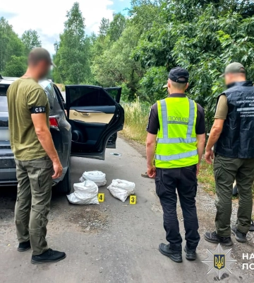 На Рівненщині поліцейські виявили у зупиненому авто нелегальну партію бурштину. ФОТО