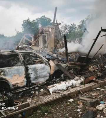 Рашисти завдали авіаудару по селищу на Донеччині — двоє загиблих